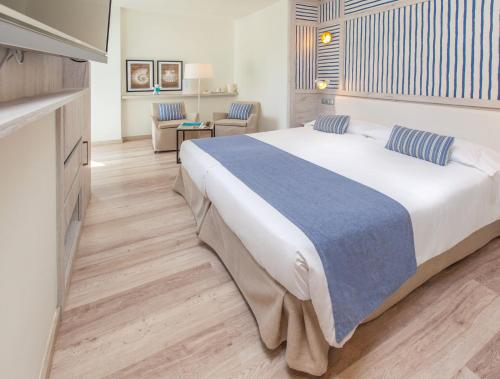 Een bed of bedden in een kamer bij Corallium Beach by Lopesan Hotels - Adults Only
