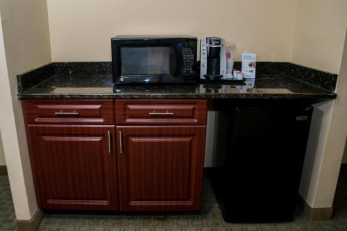 Küche/Küchenzeile in der Unterkunft Holiday Inn Express & Suites Cocoa by IHG