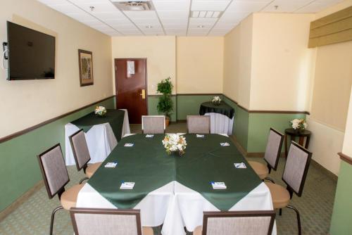 TV/Unterhaltungsangebot in der Unterkunft Holiday Inn Express & Suites Cocoa by IHG