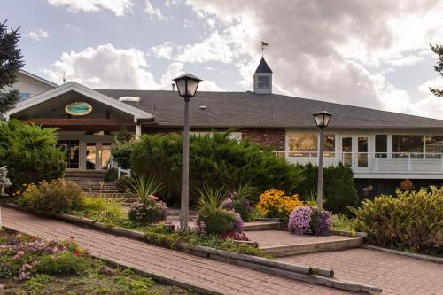 Сад в South Thompson Inn & Conference Centre