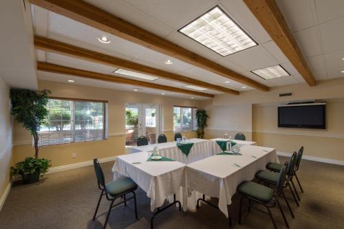 Телевизор и/или развлекательный центр в South Thompson Inn & Conference Centre