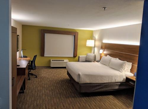 Ein Bett oder Betten in einem Zimmer der Unterkunft Holiday Inn Express Hotel & Suites Claypool Hill -Richlands Area, an IHG Hotel
