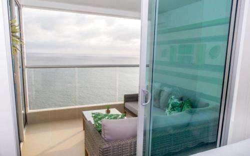 En balkong eller terrass på Modern 1BR WiFi Breathtaking Oceanviews by Huespedia