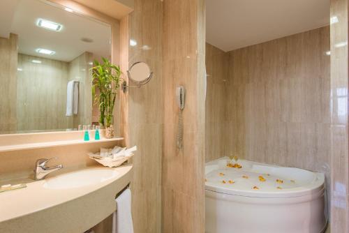 W łazience znajduje się toaleta, umywalka i lustro. w obiekcie VP Jardín Metropolitano w Madrycie