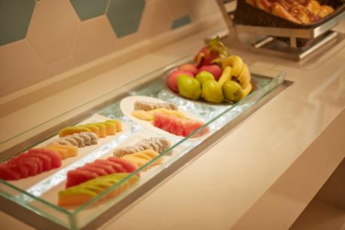 a display case filled with different types of fruit at Holiday Inn Express Leshan City Square by IHG High Speed Rail and Leshan Giant Buddha in Leshan