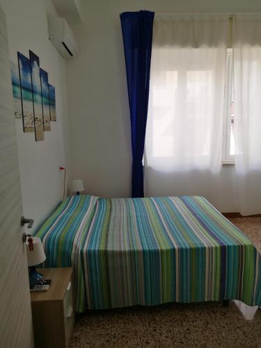 a bedroom with a bed and a window at B&B Laura e Chiara in Trapani