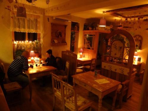 Willa Pod Jedlicąにあるレストランまたは飲食店