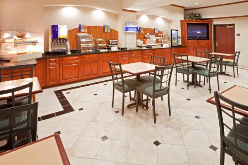 Imagen de la galería de Holiday Inn Express Hotel & Suites Decatur, TX, an IHG Hotel, en Decatur