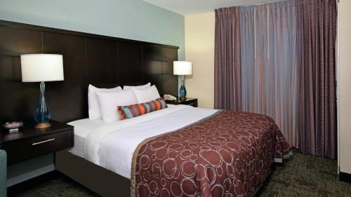 Кровать или кровати в номере Staybridge Suites - Cincinnati North, an IHG Hotel