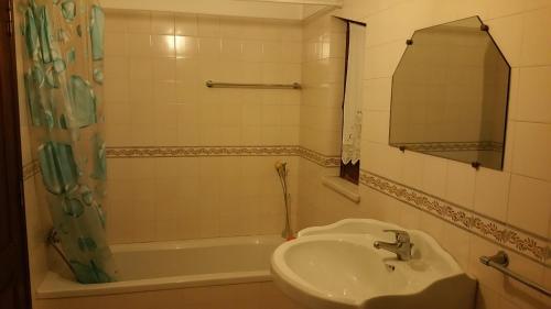 Koupelna v ubytování A casa da serra - alojamento local