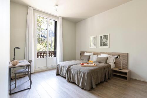 Un dormitorio con una cama con una bandeja de fruta. en Aspasios Rambla Catalunya Suites en Barcelona
