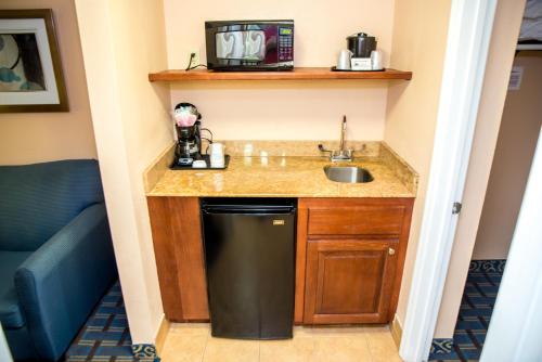 Dapur atau dapur kecil di Holiday Inn Express Hotel & Suites Cocoa Beach, an IHG Hotel