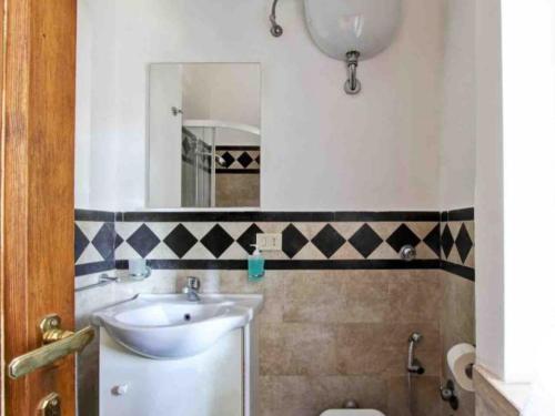 een badkamer met een wastafel, een spiegel en een toilet bij Dal Centurione in Rome