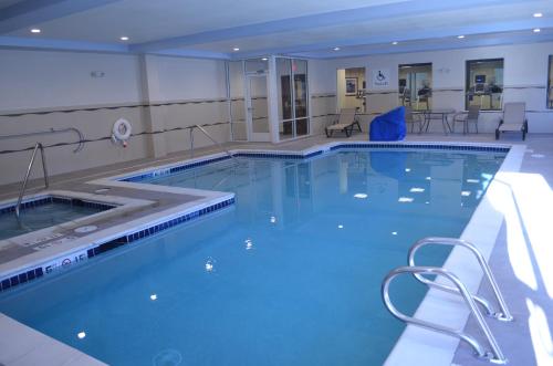 duży basen w pokoju hotelowym w obiekcie Holiday Inn Express & Suites Golden, an IHG Hotel w mieście Golden