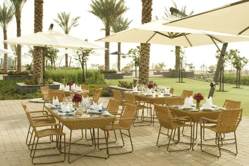 Un jardín fuera de Crowne Plaza Duqm by IHG