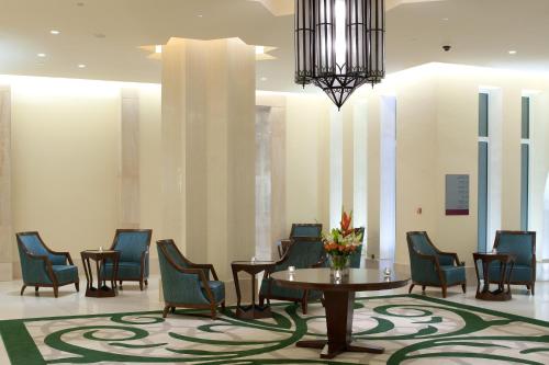 Un lugar para sentarse en Crowne Plaza Duqm by IHG