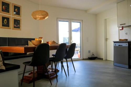 a kitchen with a table and chairs and a kitchen with a window at Ocean Pearl Baleal in Ferrel