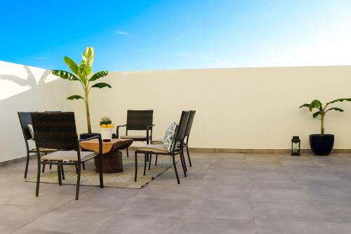 a group of chairs and a table in a room at Ocean Pearl Baleal in Ferrel
