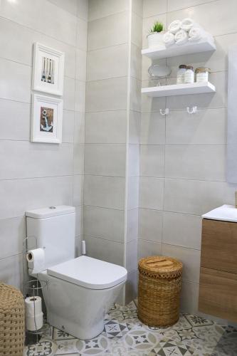 a bathroom with a white toilet in a room at Ocean Pearl Baleal in Ferrel