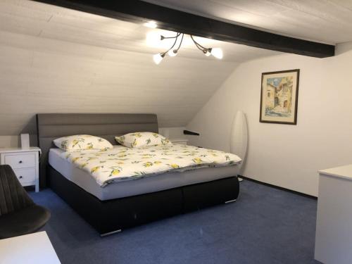 Säng eller sängar i ett rum på Ferienwohnung auf denkmalgeschütztem Sturmhof