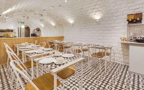 un restaurant avec des tables et des chaises dans une salle dans l'établissement Carladez Cambronne, à Paris