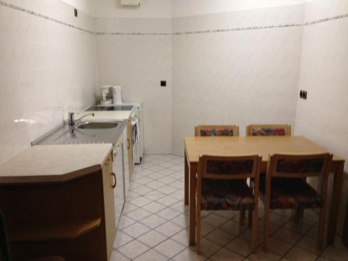 uma cozinha com um lavatório, uma mesa e cadeiras em Hotel "Zur Panke" em Kolonie Röntgental