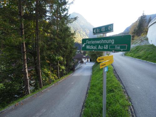 a street sign on the side of a road at Ferienwohnung Widkal in Finkenberg