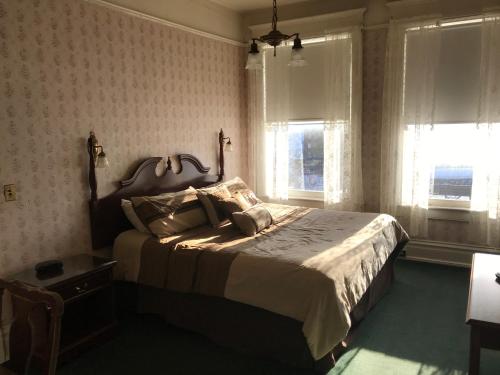 Кровать или кровати в номере Historic Franklin Hotel