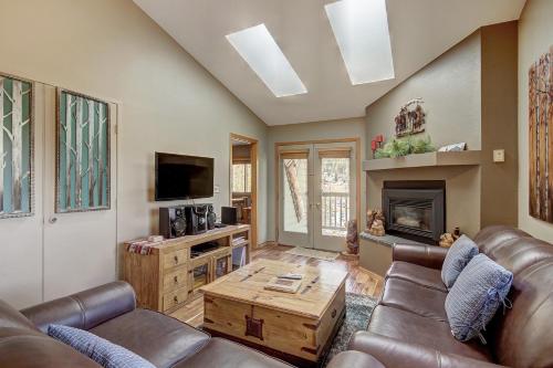315 Woodbridge Condo – Photos 2