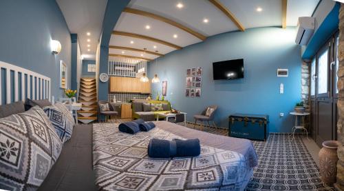 Un dormitorio con una cama grande con paredes azules. en SaltHouse #1, en Kalambaka
