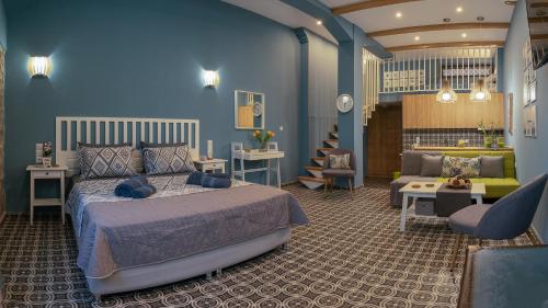 Un dormitorio con una cama grande y una sala de estar. en SaltHouse #1, en Kalambaka