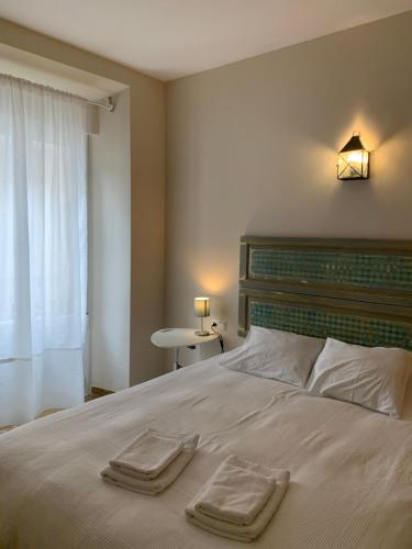 a bedroom with a bed with two towels on it at Apartamento Calle Nueva in Ronda