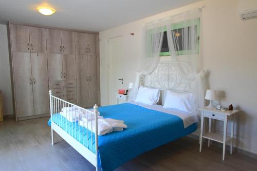 Postel nebo postele na pokoji v ubytování Meganisi Blue Villa