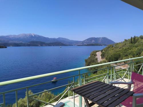 メガニシ島にあるMeganisi Blue Villaのギャラリーの写真