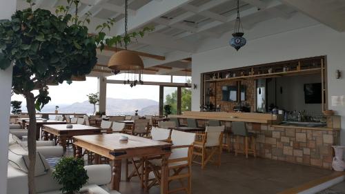 Pefkos Blueにあるレストランまたは飲食店