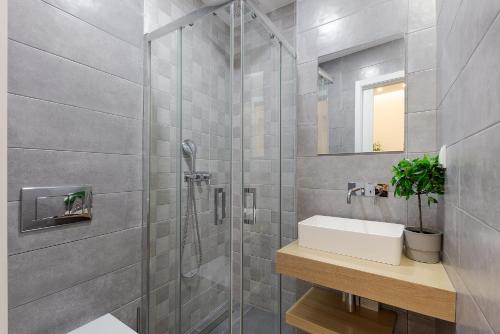 ห้องน้ำของ Real Apartment by SublimeHouses