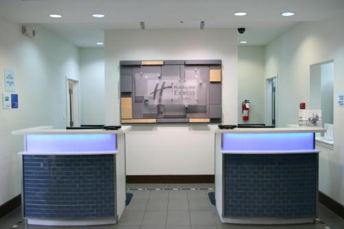 Лобби или стойка регистрации в Holiday Inn Express Hotel & Suites Clute-Lake Jackson by IHG