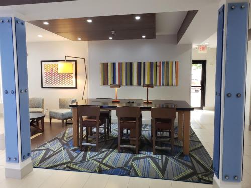 a dining room with a table and chairs at Holiday Inn Express Arlington Interstate 20 Parks Mall by IHG in Arlington