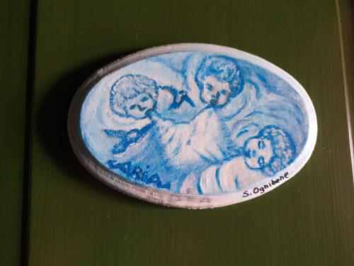 a blue and white plate with a picture of two dogs at Agriturismo Duca di San Martino in Partanna