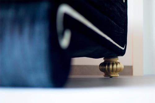 a close up of a persons foot on a stool at La Posada de las Casitas in Ampudia