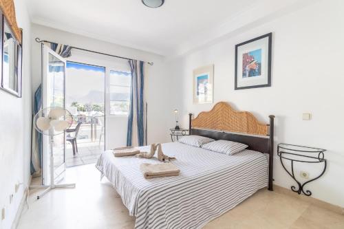 1 dormitorio con 1 cama grande y balcón en Flatguest Mogan + Beach + 2Bdr + Terrace, en Mogán