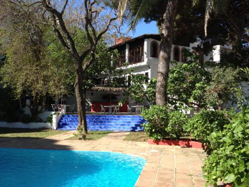 - une vue sur la maison depuis la piscine dans l'établissement Mesón de Sancho, à Tarifa