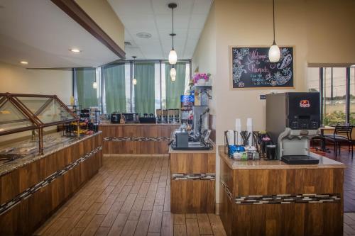 een kapperszaak met houten toonbanken in een kamer bij Ramada by Wyndham Statesville in Statesville