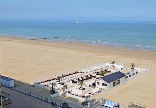 - une vue aérienne sur une plage avec un bâtiment dans l'établissement WAW vakantie appartement, à Middelkerke