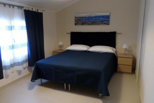 una camera con letto blu e 2 cuscini di B&B Mansarda del Sole a Napoli