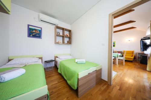 Ein Bett oder Betten in einem Zimmer der Unterkunft Apartment Milka with sea view and boat place