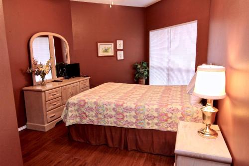 En eller flere senge i et værelse på Comal River Retreat