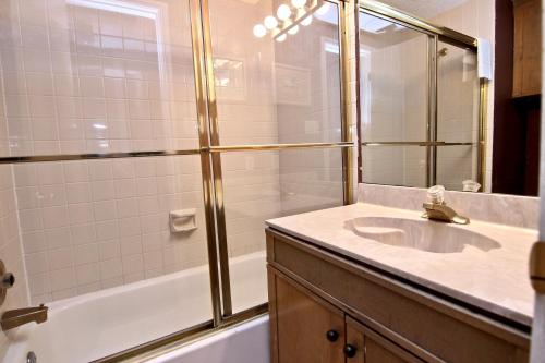 Et badeværelse på Comal River Retreat