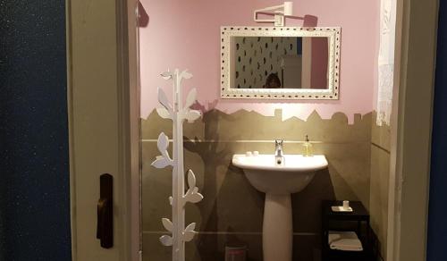 ein Bad mit einem Waschbecken und einem Spiegel in der Unterkunft Cortile Gancia - Sweet House in Narzole