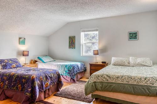 Llit o llits en una habitació de Split Pine Cabin